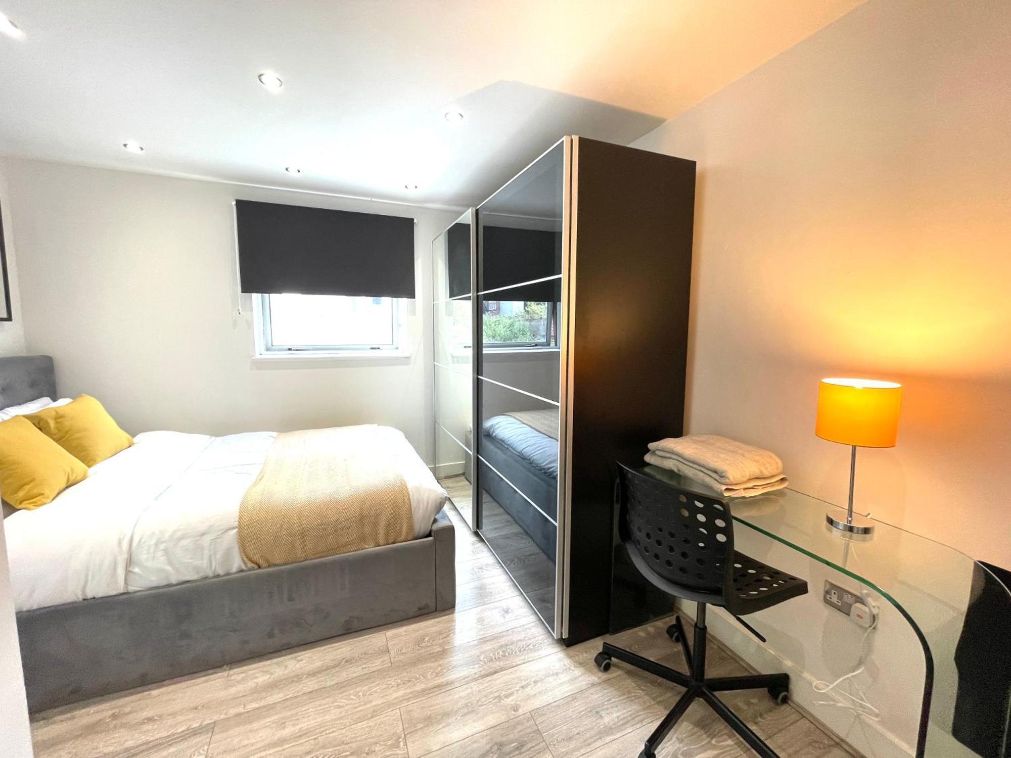 Rnm - Business Professionals Stay, Walsall City Centre, 2 Bedroom With Ensuite And Bathroom, Entire Place, Kitchen & Washroom With Amenities, Smart Tv, Easy Access, Fast Wifi, Parking Nearby, Great Transport Links 월솔 외부 사진