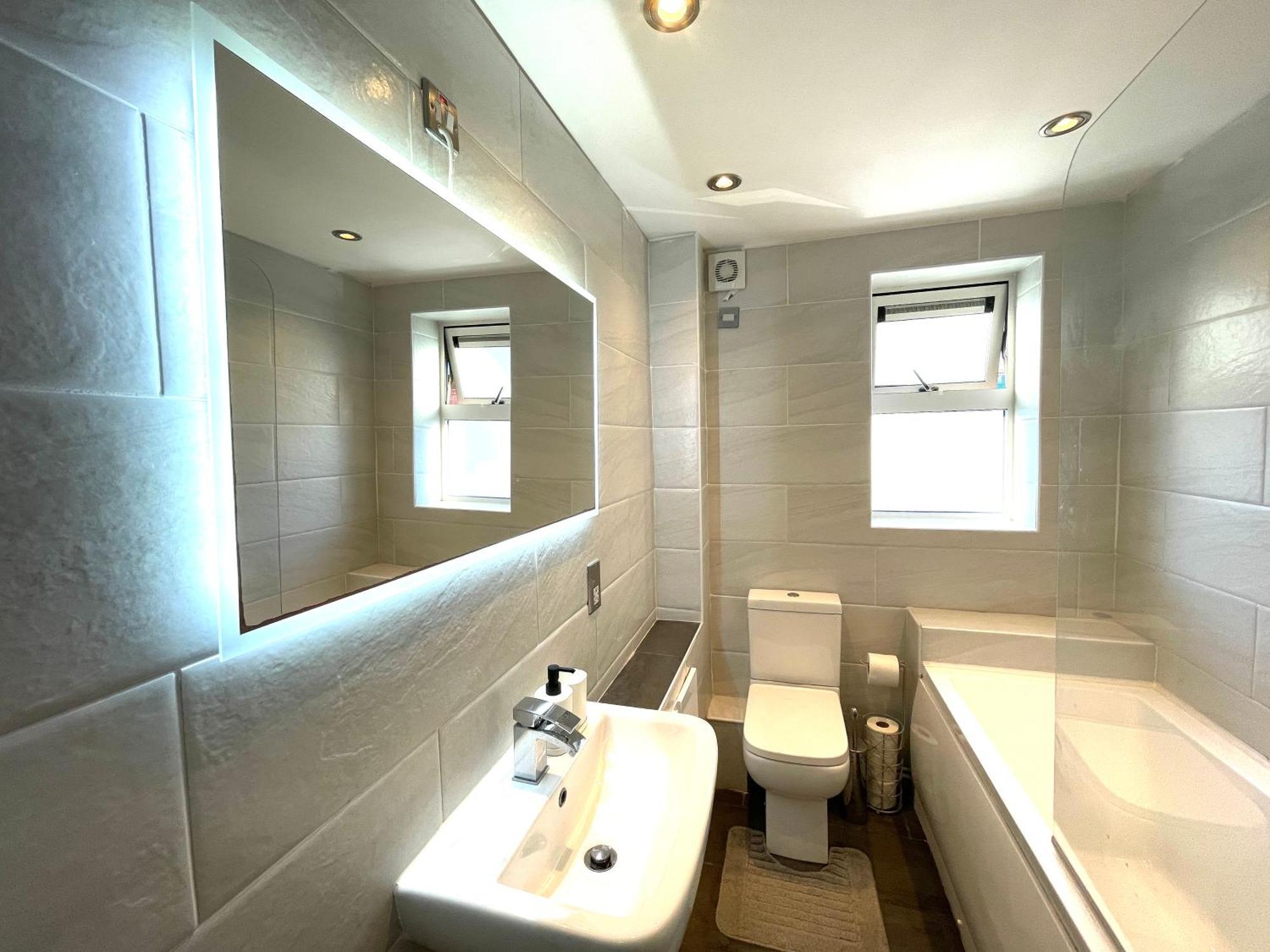 Rnm - Business Professionals Stay, Walsall City Centre, 2 Bedroom With Ensuite And Bathroom, Entire Place, Kitchen & Washroom With Amenities, Smart Tv, Easy Access, Fast Wifi, Parking Nearby, Great Transport Links 월솔 외부 사진