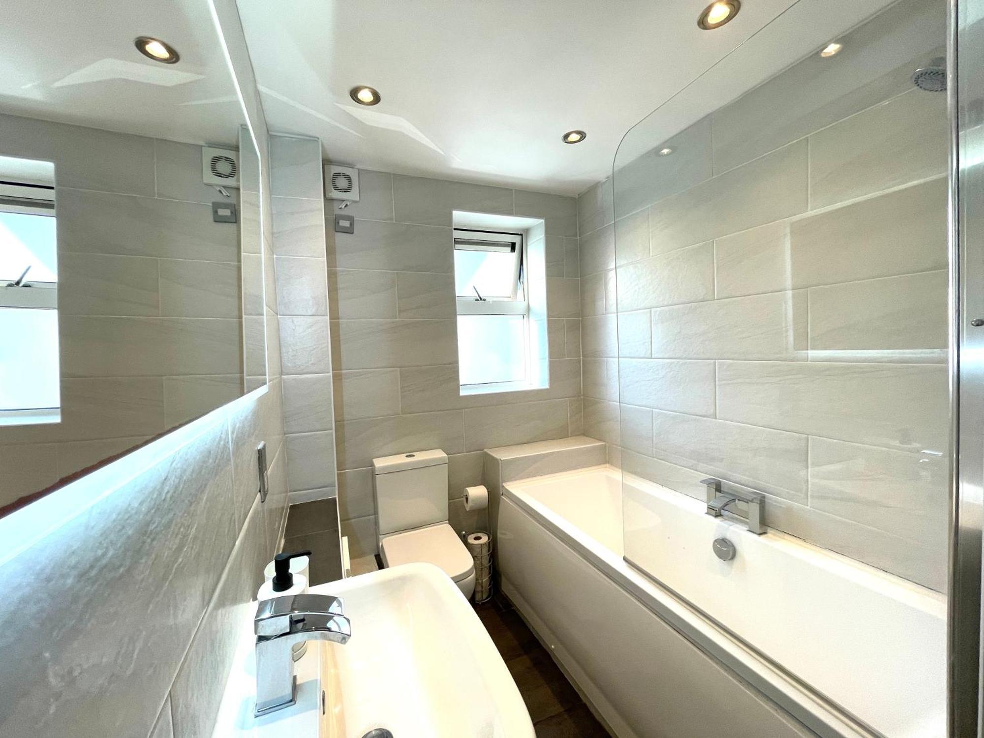 Rnm - Business Professionals Stay, Walsall City Centre, 2 Bedroom With Ensuite And Bathroom, Entire Place, Kitchen & Washroom With Amenities, Smart Tv, Easy Access, Fast Wifi, Parking Nearby, Great Transport Links 월솔 외부 사진