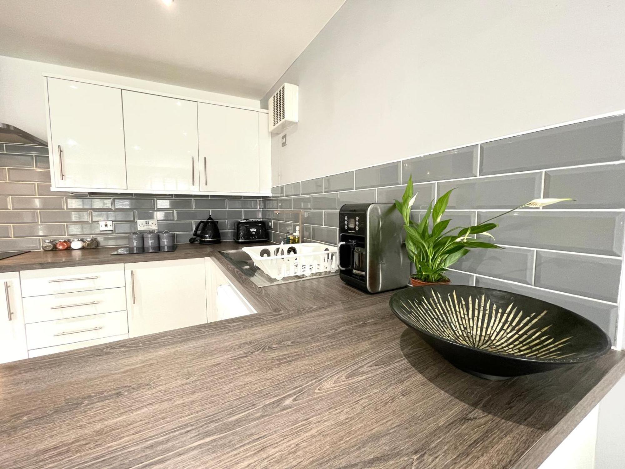 Rnm - Business Professionals Stay, Walsall City Centre, 2 Bedroom With Ensuite And Bathroom, Entire Place, Kitchen & Washroom With Amenities, Smart Tv, Easy Access, Fast Wifi, Parking Nearby, Great Transport Links 월솔 외부 사진